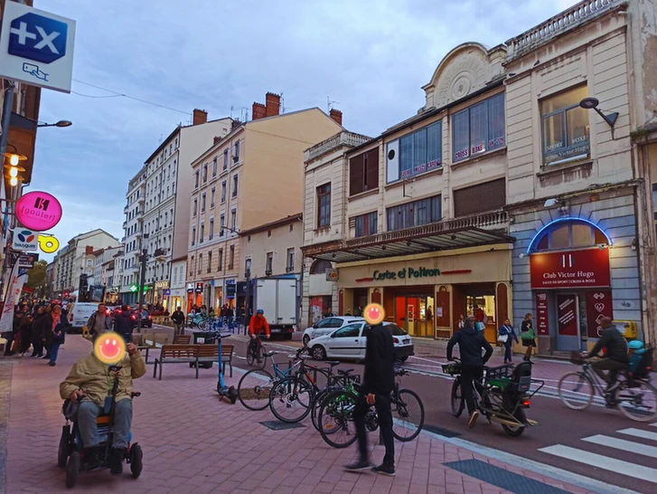 L'avenue des Frères Lumière en novembre 2025